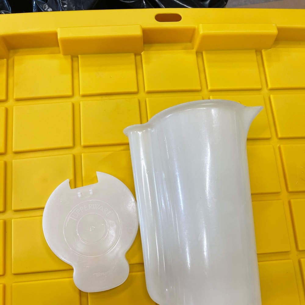 Tubberware 2 quart container